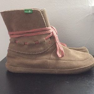 Tan Sanunk boots size 7